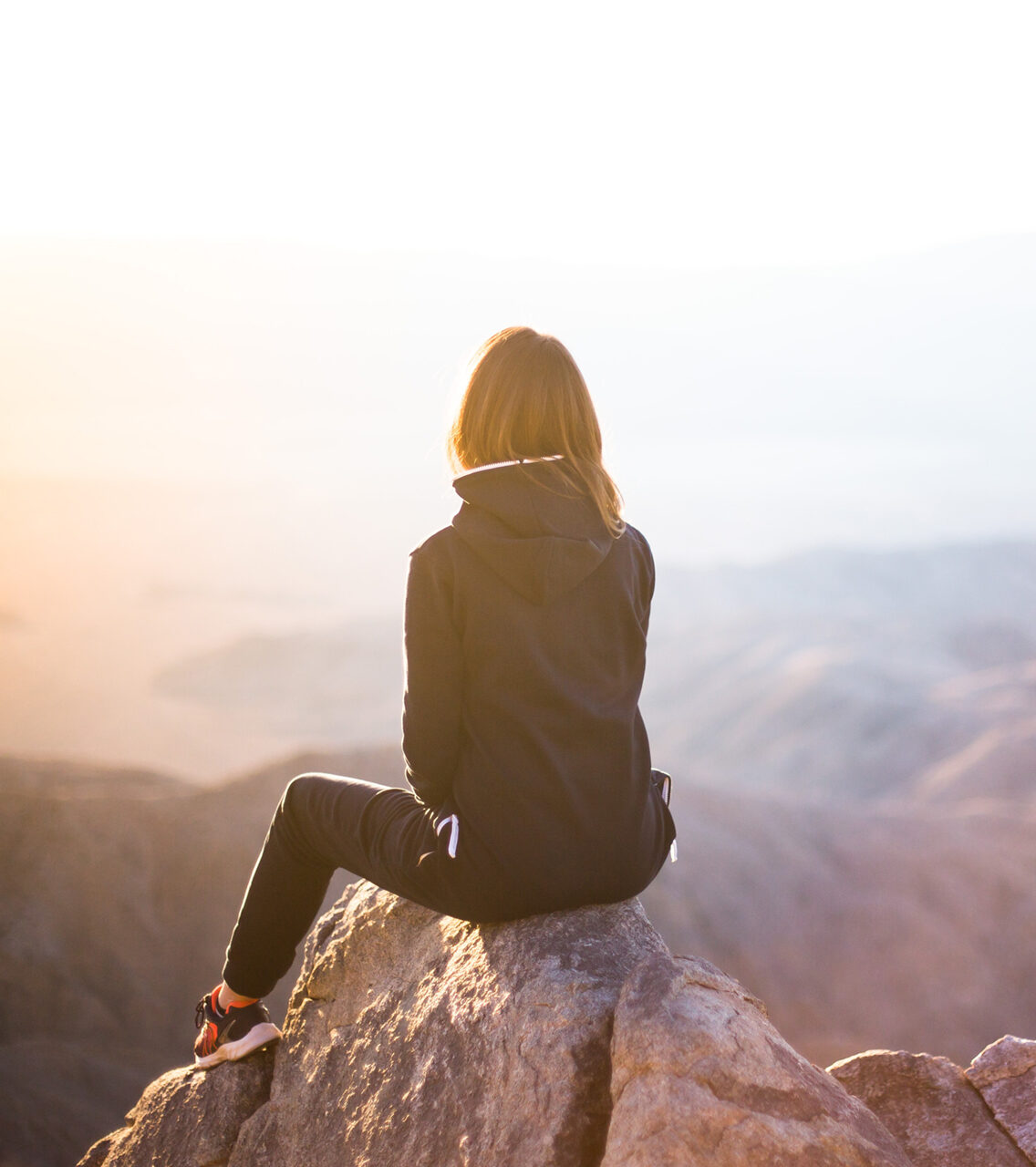 Photo femme sur une montagne